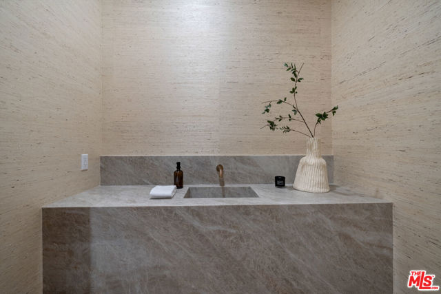 5036 Woodley Avenue, Encino CA: https://media.crmls.org/mediaz/dade741e-41f4-42b7-9890-04bb08615d35.jpg