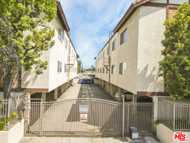 5534 Sylmar Avenue, Sherman Oaks CA: https://media.crmls.org/mediaz/dadeb771-6701-42e8-a9c8-344b56cdb068.jpg