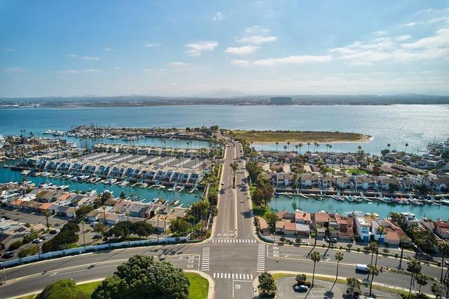 105 Antigua Ct, Coronado CA: https://media.crmls.org/mediaz/daded237-78fc-46fb-a566-e34a35225089.jpg