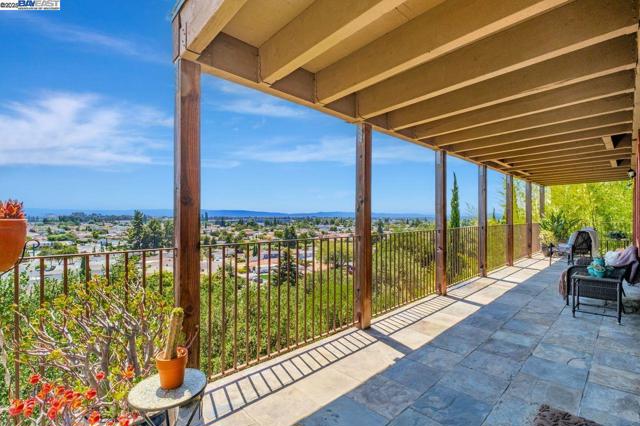 31865 Chicoine Ave, Hayward CA: https://media.crmls.org/mediaz/dadee22a-081e-4c4e-917b-d05a82cbadee.jpg