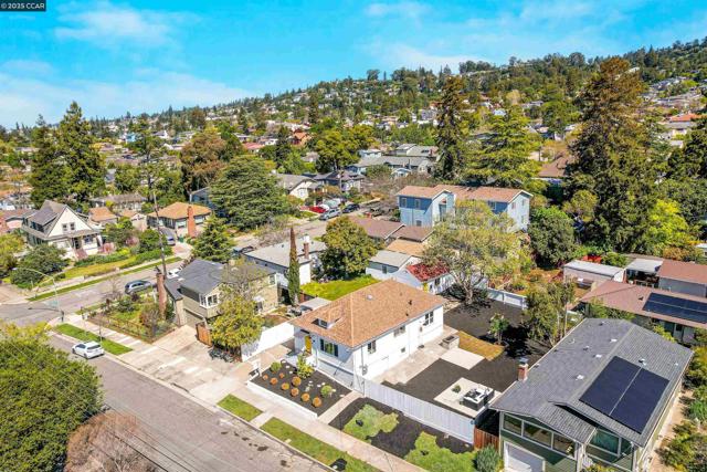 2718 Carmel St, Oakland CA: https://media.crmls.org/mediaz/dadf365c-c5f2-4ac7-a3fc-a133da4a12a8.jpg