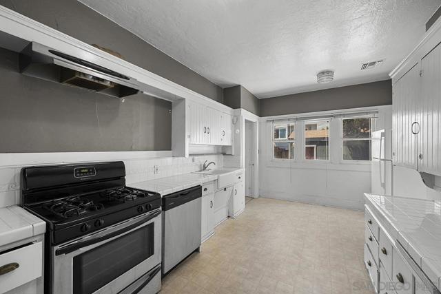 1821 25 Cypress Ave, San Diego CA: https://media.crmls.org/mediaz/dae01d55-4255-4af7-81f9-8ceb03e8a553.jpg
