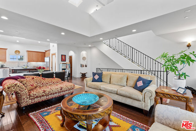 1619 Artesia Boulevard, Manhattan Beach CA: https://media.crmls.org/mediaz/dae04c85-dbf4-41c2-8498-3f4683bc1f30.jpg