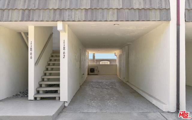 11862 Starfish Lane, Malibu CA: https://media.crmls.org/mediaz/dae08434-66bf-47dc-9c75-1d47bb8000fd.jpg