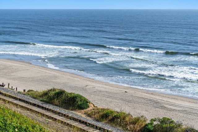 420 Sand Dollar Drive, La Selva Beach CA: https://media.crmls.org/mediaz/dae15437-6ced-47d8-b4e8-3ec09a8b2d0b.jpg