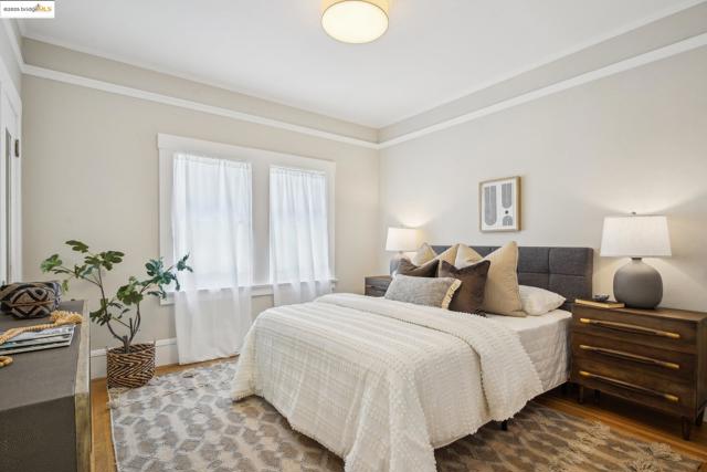 320 Forest St, Oakland CA: https://media.crmls.org/mediaz/dae21d10-8160-4731-8a94-873857dfdbdb.jpg