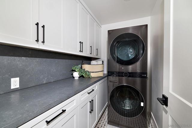 557 N Vulcan Ave, Encinitas CA: https://media.crmls.org/mediaz/dae227fe-4e62-4667-be94-2089e0e2084a.jpg