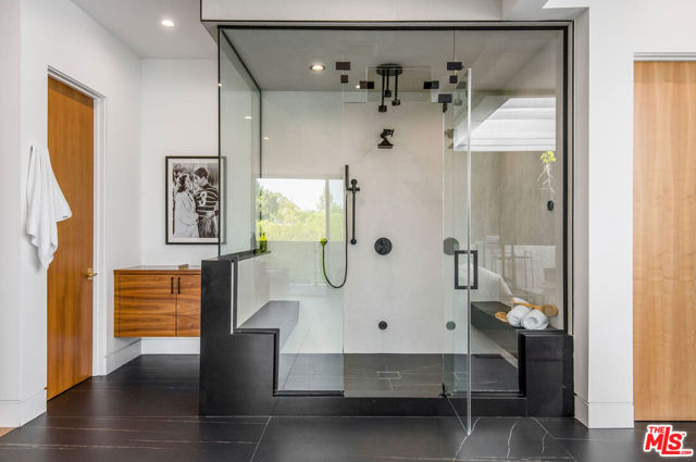 4544 Woodley Avenue, Encino CA: https://media.crmls.org/mediaz/dae231a7-0e6f-4f3c-89d8-83c88e64970b.jpg