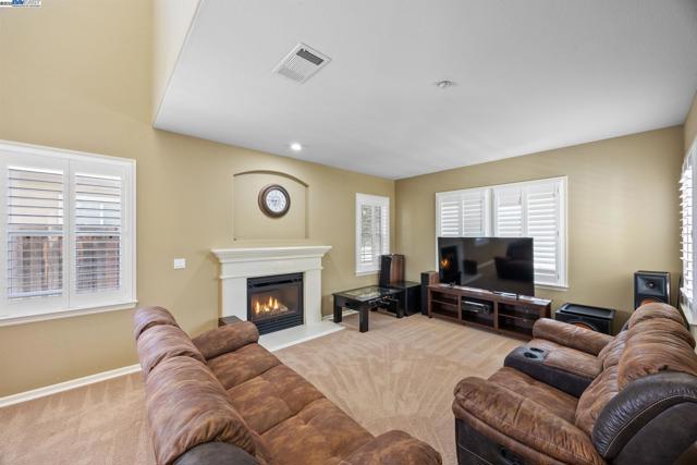 2132 Gold Poppy St, Brentwood CA: https://media.crmls.org/mediaz/dae3833d-26cd-4363-a052-a9e569af9ff3.jpg