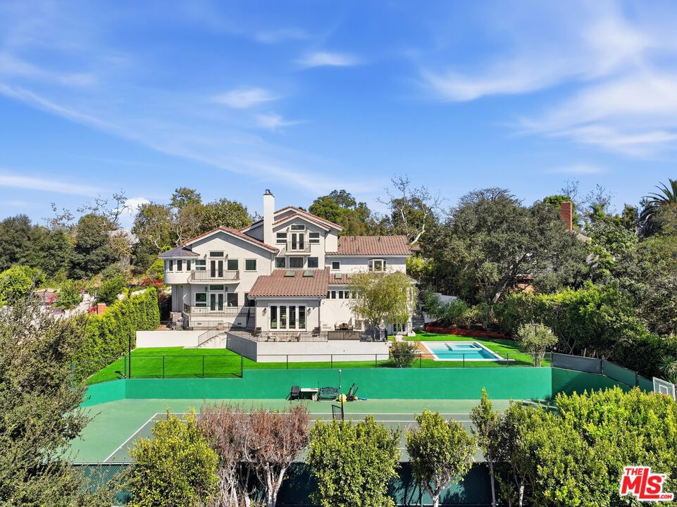 1027 Ravoli Drive — architectural residence