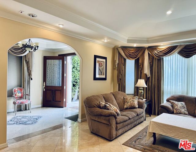 458 S Clark Drive, Beverly Hills CA: https://media.crmls.org/mediaz/dae4de11-79f1-4118-af53-a4e638ea8cda.jpg