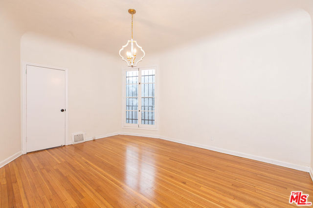 181 S Sycamore Avenue, Los Angeles CA: https://media.crmls.org/mediaz/dae5ca92-46b7-4770-bf61-12e7207b91c7.jpg