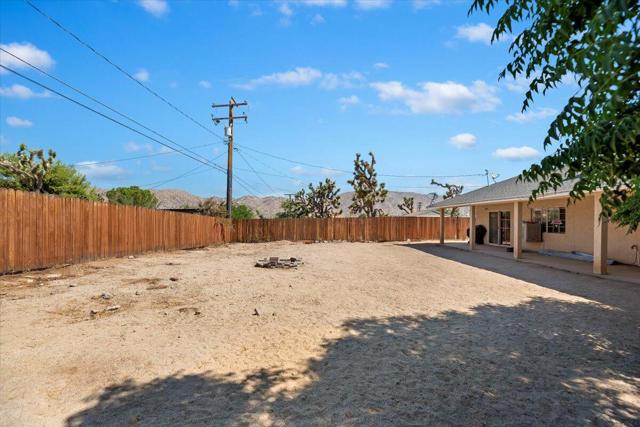 7562 Inca Trail, Yucca Valley CA: https://media.crmls.org/mediaz/dae647e4-8c55-4b44-bd74-4097fb528b75.jpg