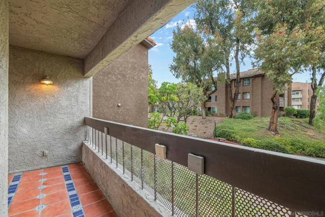 10325 Caminito Cuervo, San Diego CA: https://media.crmls.org/mediaz/dae69a66-a348-4c5f-9923-4bd436ff4a2c.jpg