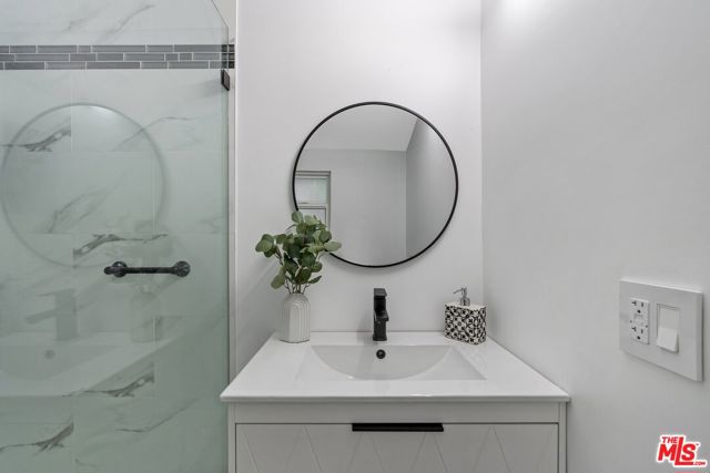 5413 Halbrent Avenue, Sherman Oaks CA: https://media.crmls.org/mediaz/dae76b98-3f4c-4909-8db4-8bd77a8dab1c.jpg
