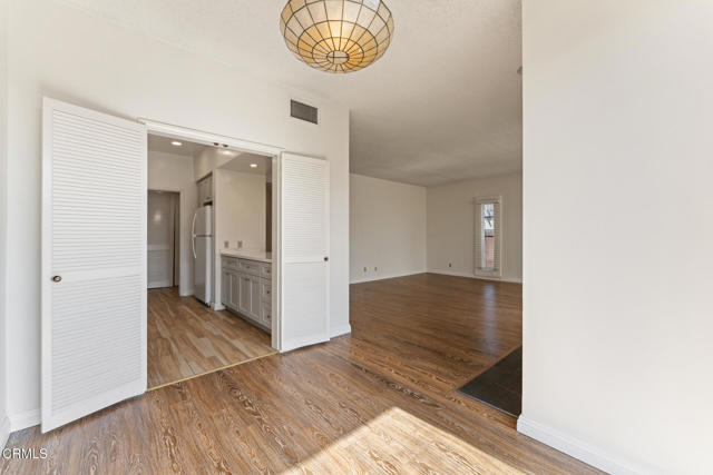 Detail Gallery Image 5 of 27 For 960 San Pasqual St #210,  Pasadena,  CA 91106 - 2 Beds | 3 Baths