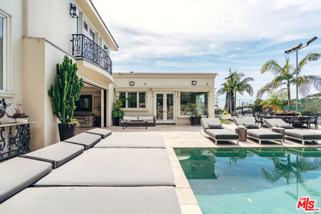 727 N Alta Drive, Beverly Hills CA: https://media.crmls.org/mediaz/dae7e298-faa4-4659-9f80-9352377908e7.jpg