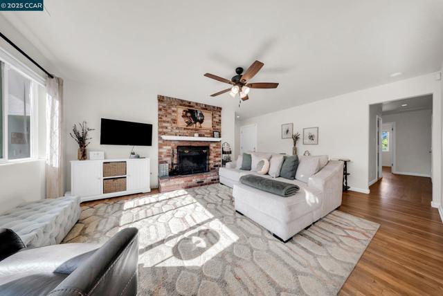 3412 Flamingo Dr, Concord CA: https://media.crmls.org/mediaz/dae8004f-07ff-478c-8750-99588f349f46.jpg
