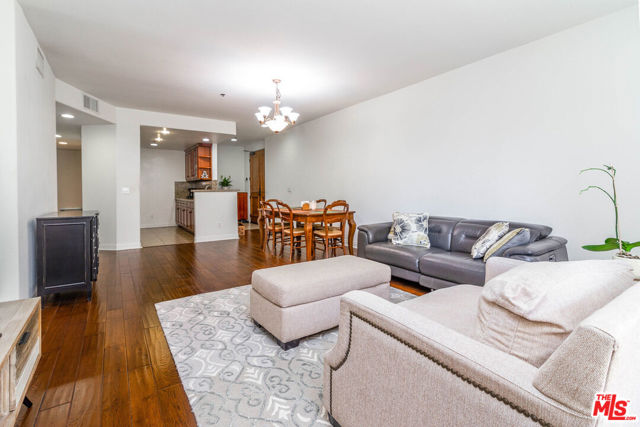 5132 Maplewood Avenue, Los Angeles CA: https://media.crmls.org/mediaz/dae80095-7343-4e54-b3b3-e9697905ff6b.jpg