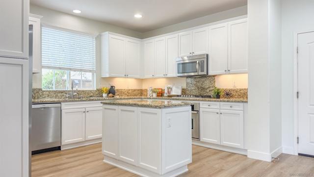 15701 Concord Ridge Ter, San Diego CA: https://media.crmls.org/mediaz/dae860d2-8357-4ccb-98ab-955b535c42d7.jpg