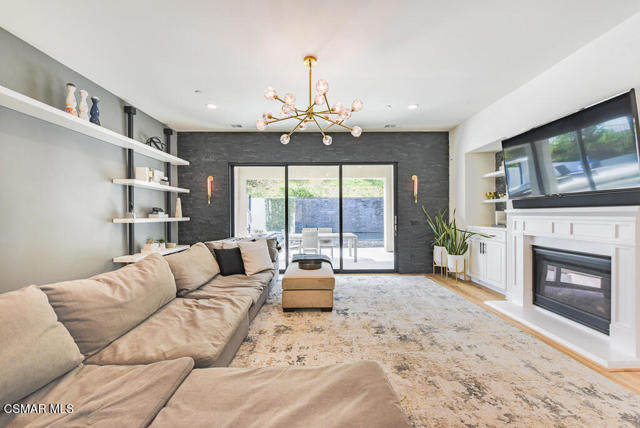 6981 Shadow Wood Drive, Moorpark CA: https://media.crmls.org/mediaz/dae86a59-eed4-47e1-9dc9-1c4840ebb820.jpg