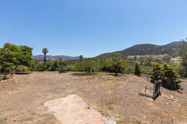 Detail Gallery Image 11 of 60 For 945 El Paseo, Vista,  CA 92084 - 4 Beds | 3 Baths