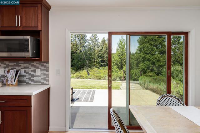 3402 Goyak Dr, Lafayette CA: https://media.crmls.org/mediaz/dae8d88a-6bd7-4fac-9dca-0b3e2f7eeae2.jpg