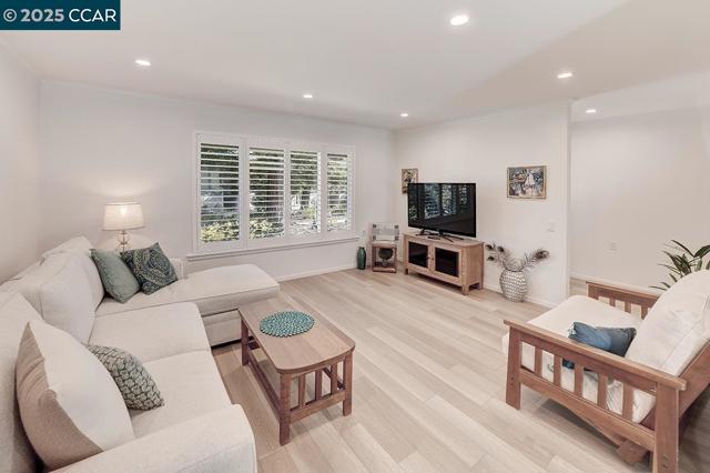 3128 Tice Creek Dr, Walnut Creek CA: https://media.crmls.org/mediaz/daec2697-760f-46f4-9d86-f7c8338d30a7.jpg