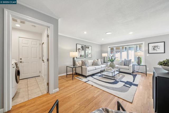 3245 Newport Court, Walnut Creek CA: https://media.crmls.org/mediaz/daec4082-5385-458f-ba85-215e064e544a.jpg