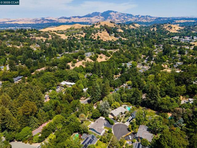 3402 Goyak Dr, Lafayette CA: https://media.crmls.org/mediaz/daec6907-2f70-4b03-a8c9-10e26a4f5ac0.jpg