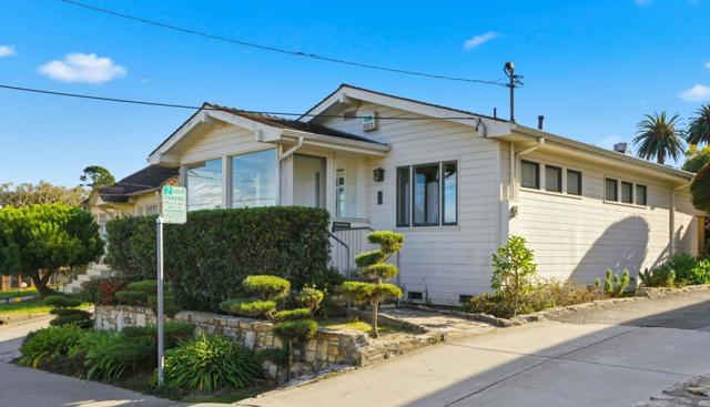 167 El Dorado Street, Monterey CA: https://media.crmls.org/mediaz/daeeecc7-7e43-4dea-80d2-ec46e51daa35.jpg
