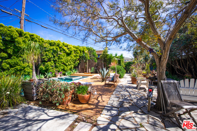 550 Indiana Avenue, Venice CA: https://media.crmls.org/mediaz/daef21a0-3f90-4af4-8941-754d11951a44.jpg