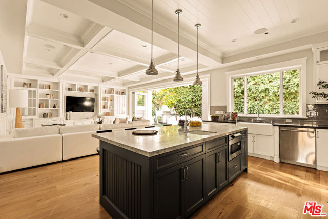 15123 Camarillo Street photo 5