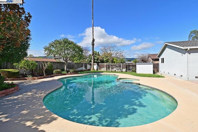 573 Junipero St, Pleasanton CA: https://media.crmls.org/mediaz/daef3c7e-0398-4345-ace0-3a9ce56a1292.jpg