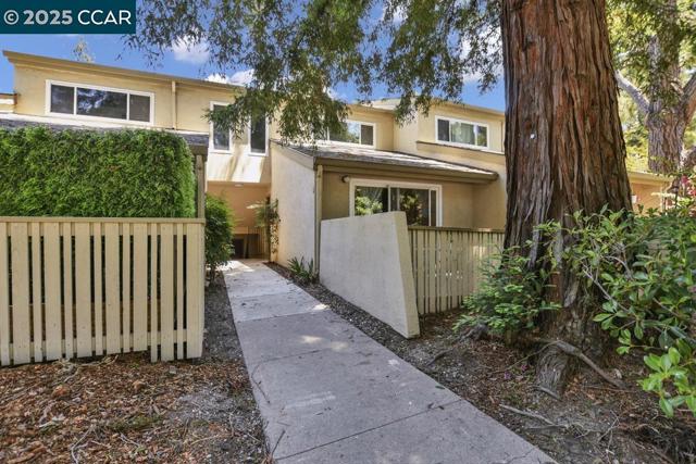 2708 Oak Rd, Walnut Creek CA: https://media.crmls.org/mediaz/daf0a481-ae28-4c99-a459-4bb4a6449d5f.jpg