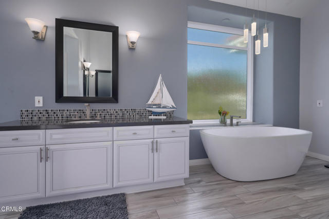 2021 Brittany Park Road, Camarillo CA: https://media.crmls.org/mediaz/daf117f6-7056-435c-9a03-796096022179.jpg