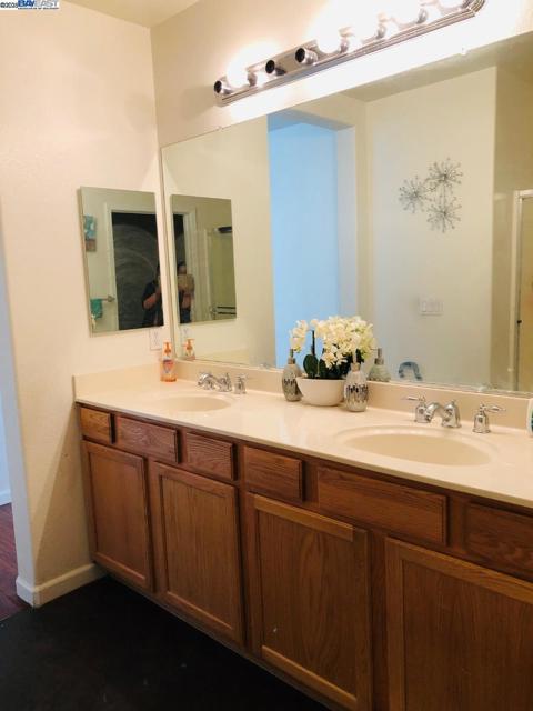 644 Artisan Pl, Hayward CA: https://media.crmls.org/mediaz/daf1bd43-2add-40c7-acf9-4c1128759705.jpg