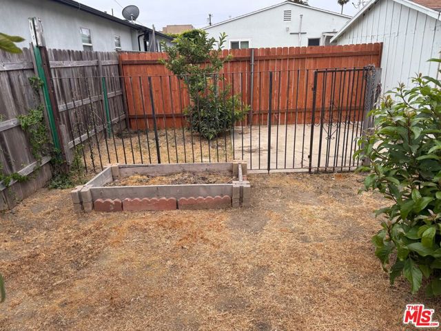12445 Greene Avenue, Los Angeles CA: https://media.crmls.org/mediaz/daf1c97f-d848-4af7-acb8-56e110e842c5.jpg