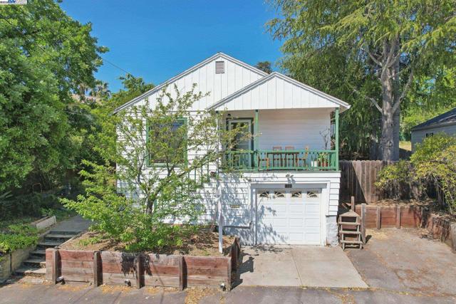 1101 Palm Avenue, Martinez CA: https://media.crmls.org/mediaz/daf2a0cf-7375-4d4a-ba2e-bb1c0085bdd6.jpg