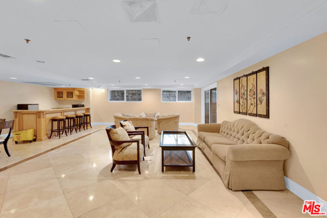 321 N Oakhurst Drive, Beverly Hills CA: https://media.crmls.org/mediaz/daf2b6cc-bd92-4fd8-94ff-b8720322dfd5.jpg