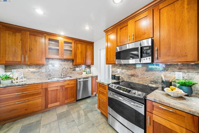 1457 Via El Monte, San Lorenzo CA: https://media.crmls.org/mediaz/daf2c60c-edf4-40ee-896a-1e10b68b814e.jpg