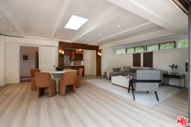 628 N Elm Drive, Beverly Hills CA: https://media.crmls.org/mediaz/daf2f256-7046-4f62-8a14-e592c5c2110c.jpg
