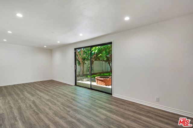 7731 Oak Park Avenue, Lake Balboa CA: https://media.crmls.org/mediaz/daf3ba0d-14ab-46b3-a11f-306d4c20824c.jpg