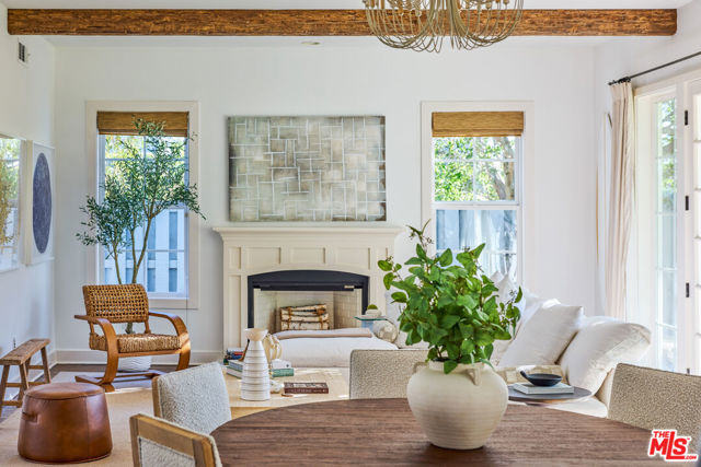 28830 Hampton Place, Malibu CA: https://media.crmls.org/mediaz/daf3e4ff-4986-4b94-b524-8c903a844c78.jpg