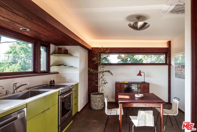 4260 Sea View Lane, Los Angeles CA: https://media.crmls.org/mediaz/daf47262-eb1d-4071-909e-73bf80a8d29e.jpg