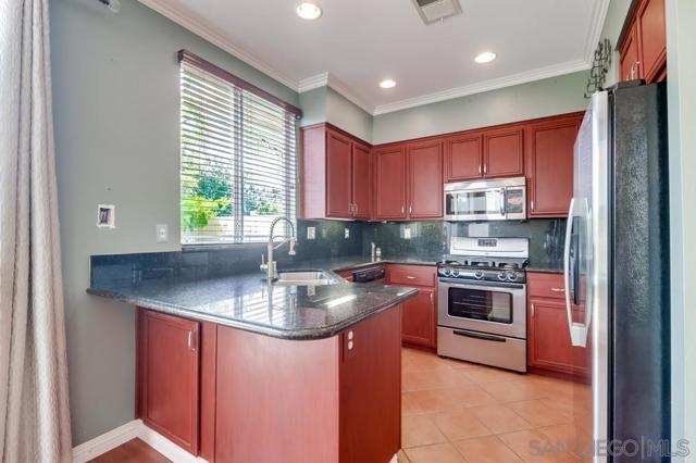 1270 El Cortez Ct, Chula Vista CA: https://media.crmls.org/mediaz/daf4756a-ff78-4718-8ed3-86723314b8d3.jpg