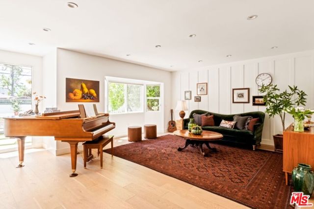 13514 Morrison Street, Sherman Oaks CA: https://media.crmls.org/mediaz/daf53d6f-9601-483a-b759-0ab8e617af5a.jpg