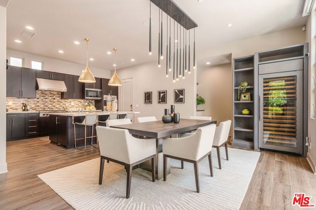 13042 W North Icon Circle, Playa Vista CA: https://media.crmls.org/mediaz/daf557c1-b8bf-4e8c-bc97-99d2d3b74b7e.jpg