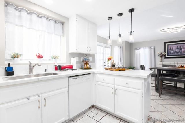 24643 Leafwood Dr, Murrieta CA: https://media.crmls.org/mediaz/daf5a85a-efb5-4284-bd09-de6785dda625.jpg