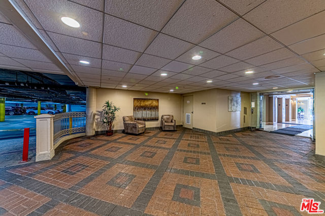 620 S Gramercy Place, Los Angeles CA: https://media.crmls.org/mediaz/daf5c6f7-eb43-493a-9f5b-5c77509324af.jpg